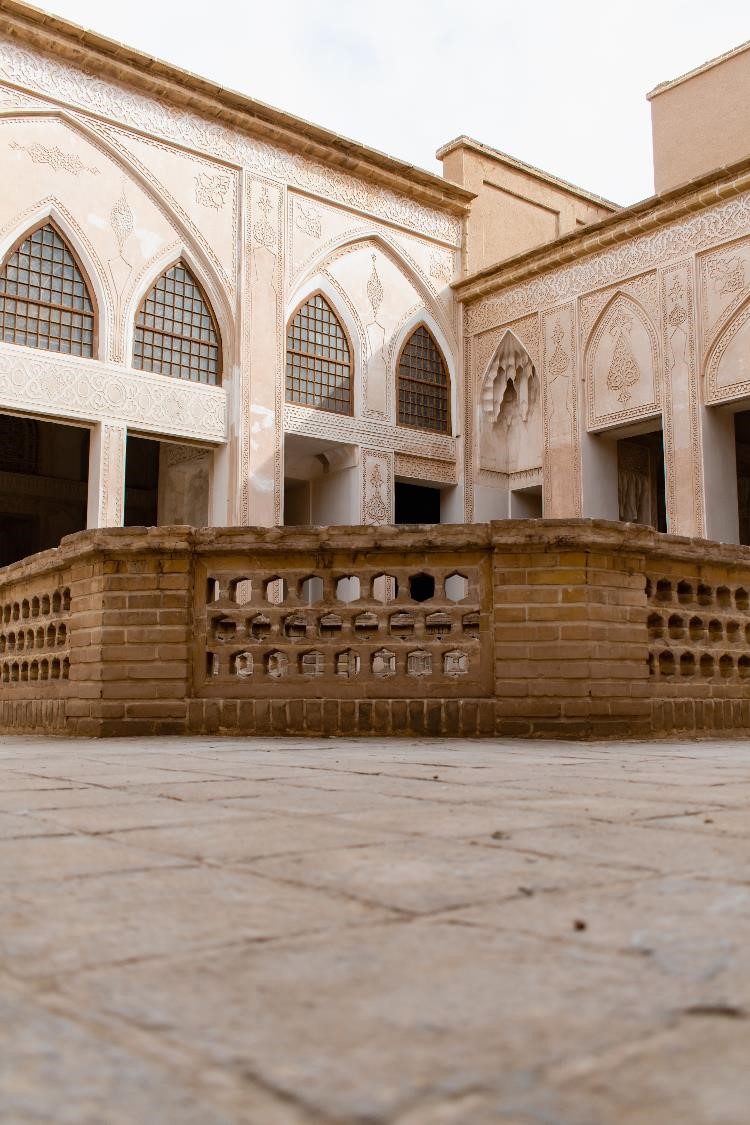 High walls and a large height difference between the bottom of the garden pit and the top of the roof and the walls are the characteristics of traditional courtyards in the central desert of Iran.