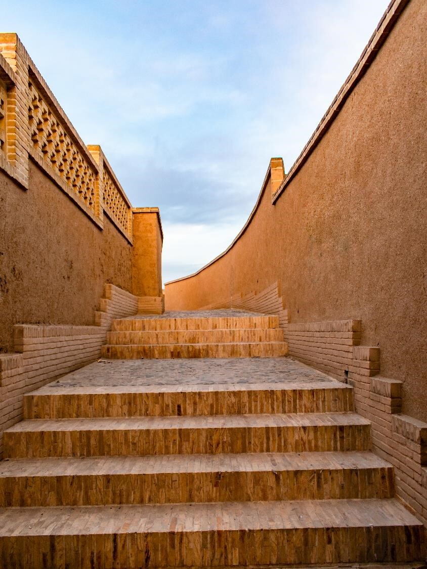 Brick steps, mudbrick walls: Kashani alley, a timeless passage to the past