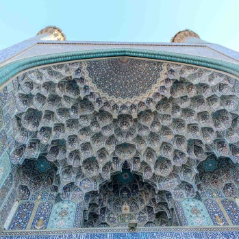 The mosque’s main mihrab features delicate turquoise tilework, intricate floral and arabesque patterns, and detailed religious inscriptions, demonstrating exquisite Persian craftsmanship and decorative artistry