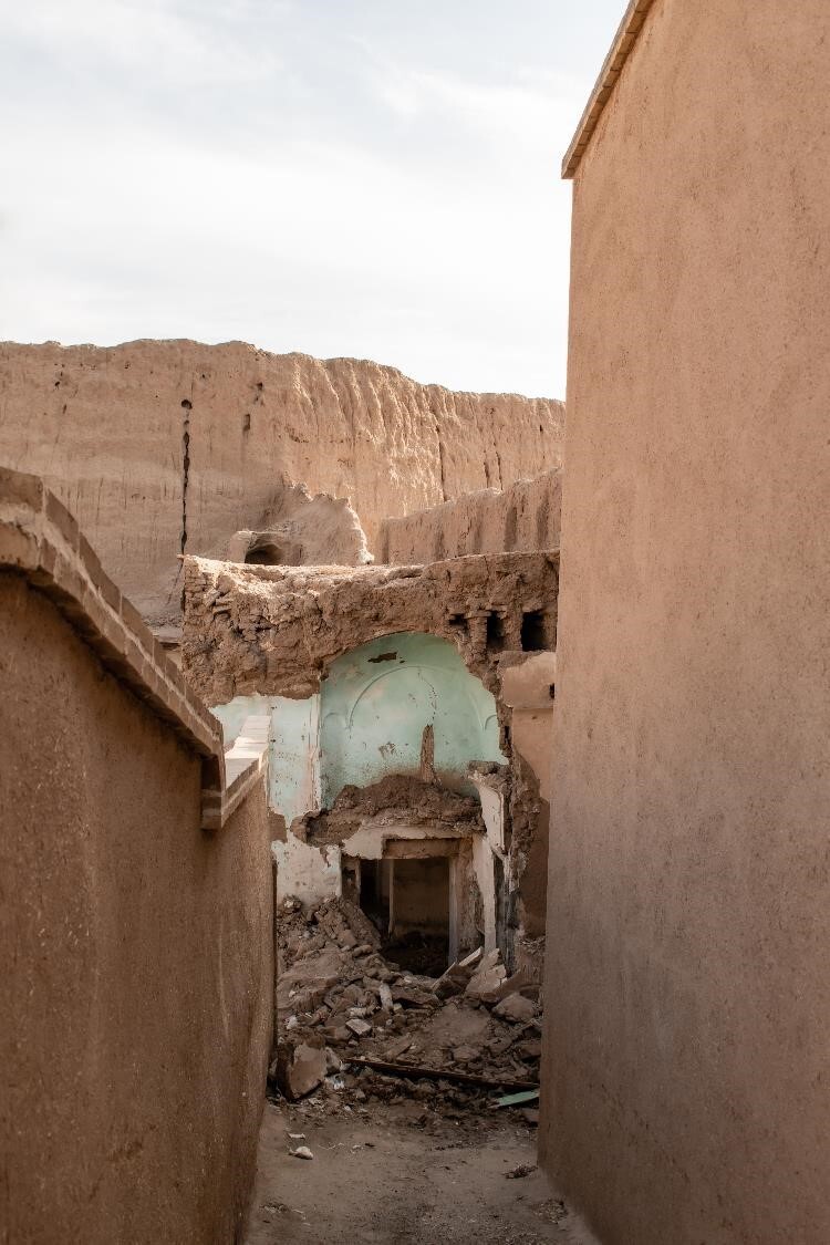 A Kashan mudbrick alleyway leads to the deserted remains of a bygone home